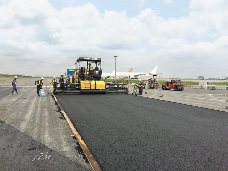 日本东京国际机场（羽田机场），住友摊铺机表